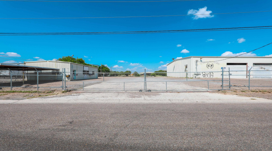 8502 San Lorenzo Dr, LAREDO, Texas 78045, 1 Bedroom Bedrooms, 11 Rooms Rooms,2 BathroomsBathrooms,Commercial/industrial,For Rent,8502 San Lorenzo Dr,20254266