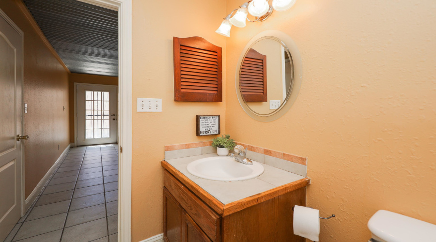 101 W Del Mar Blvd, LAREDO, Texas 78041, 2 Bedrooms Bedrooms, 5 Rooms Rooms,2 BathroomsBathrooms,Residential,For Sale,101 W Del Mar Blvd,20254026