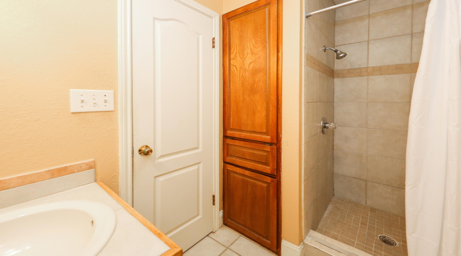 101 W Del Mar Blvd, LAREDO, Texas 78041, 2 Bedrooms Bedrooms, 5 Rooms Rooms,2 BathroomsBathrooms,Residential,For Sale,101 W Del Mar Blvd,20254026