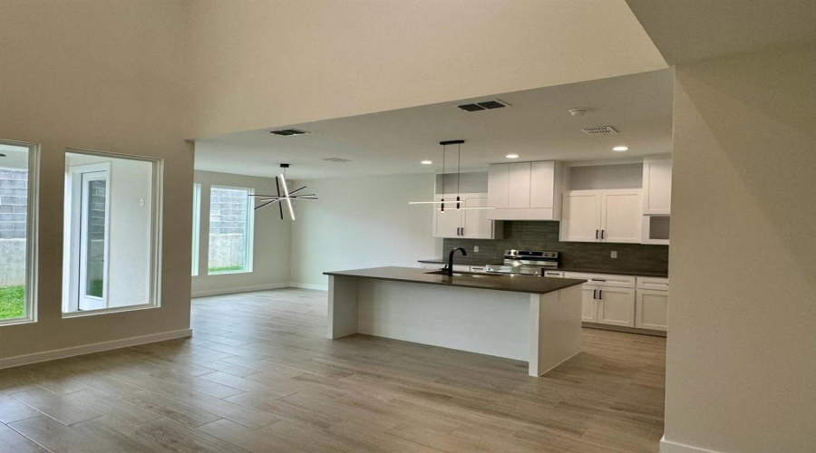 7511 Cresta Bella Street, Laredo, Texas 78041, 3 Bedrooms Bedrooms, 4 Rooms Rooms,2 BathroomsBathrooms,Residential,For Rent,7511 Cresta Bella Street,20254030