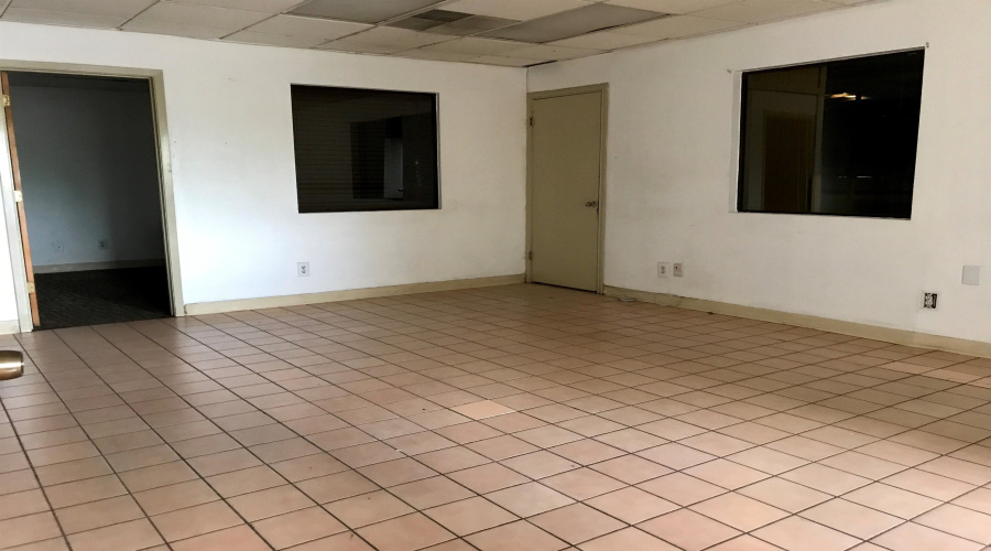 8910 San Mateo Dr, Laredo, Texas 78045, 1 Bedroom Bedrooms, 21 Rooms Rooms,2 BathroomsBathrooms,Commercial/industrial,For Rent,8910 San Mateo Dr,20254430