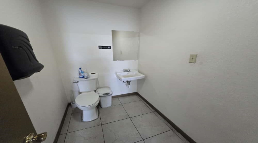 711 Enterprise St, Laredo, Texas 78045, 1 Bedroom Bedrooms, 21 Rooms Rooms,2 BathroomsBathrooms,Commercial/industrial,For Rent,711 Enterprise St,20254445
