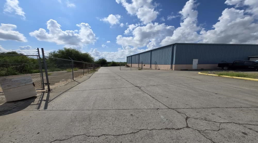 711 Enterprise St, Laredo, Texas 78045, 1 Bedroom Bedrooms, 21 Rooms Rooms,2 BathroomsBathrooms,Commercial/industrial,For Rent,711 Enterprise St,20254445