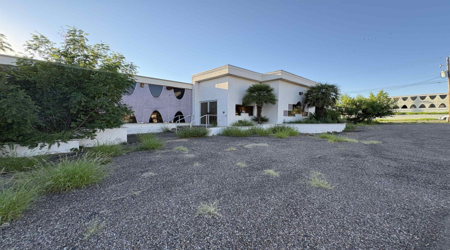 1420 Logan Ave, Laredo, Texas 78043, ,4 BathroomsBathrooms,Commercial retail/office,For Sale,1420 Logan Ave,20253930