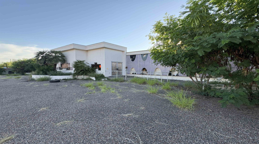 1420 Logan Ave, Laredo, Texas 78043, ,4 BathroomsBathrooms,Commercial retail/office,For Sale,1420 Logan Ave,20253930