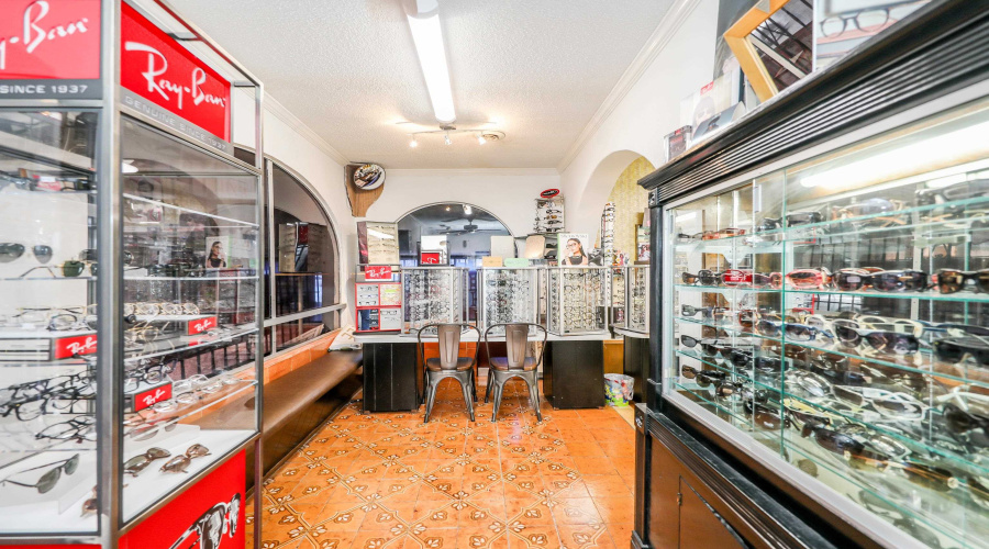 1019 San Bernardo Ave, Laredo, Texas 78040, 1 Room Rooms,4 BathroomsBathrooms,Commercial retail/office,For Sale,1019 San Bernardo Ave,20253938