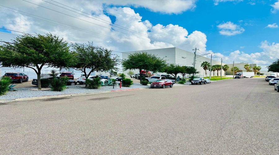 832 Hallmark Dr, Laredo, Texas 78045, 1 Bedroom Bedrooms, 11 Rooms Rooms,2 BathroomsBathrooms,Commercial/industrial,For Rent,832 Hallmark Dr,20254501