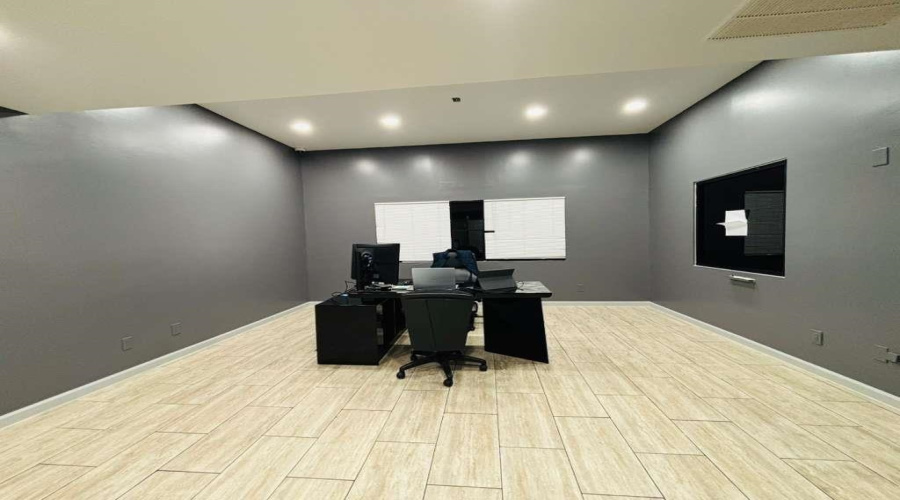 832 Hallmark Dr, Laredo, Texas 78045, 1 Bedroom Bedrooms, 11 Rooms Rooms,2 BathroomsBathrooms,Commercial/industrial,For Rent,832 Hallmark Dr,20254501