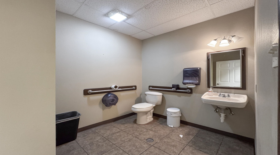 1701 Jacaman Rd, Laredo, Texas 78041, 6 Rooms Rooms,1 BathroomBathrooms,Commercial retail/office,For Rent,1701 Jacaman Rd,20254057