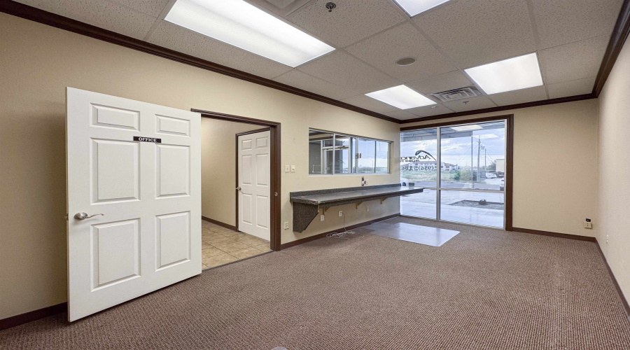 1701 Jacaman Rd, Laredo, Texas 78041, 6 Rooms Rooms,1 BathroomBathrooms,Commercial retail/office,For Rent,1701 Jacaman Rd,20254057