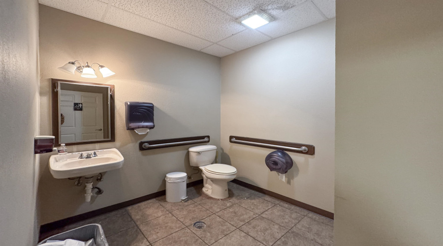 1701 Jacaman Rd, Laredo, Texas 78041, 6 Rooms Rooms,1 BathroomBathrooms,Commercial retail/office,For Rent,1701 Jacaman Rd,20254058