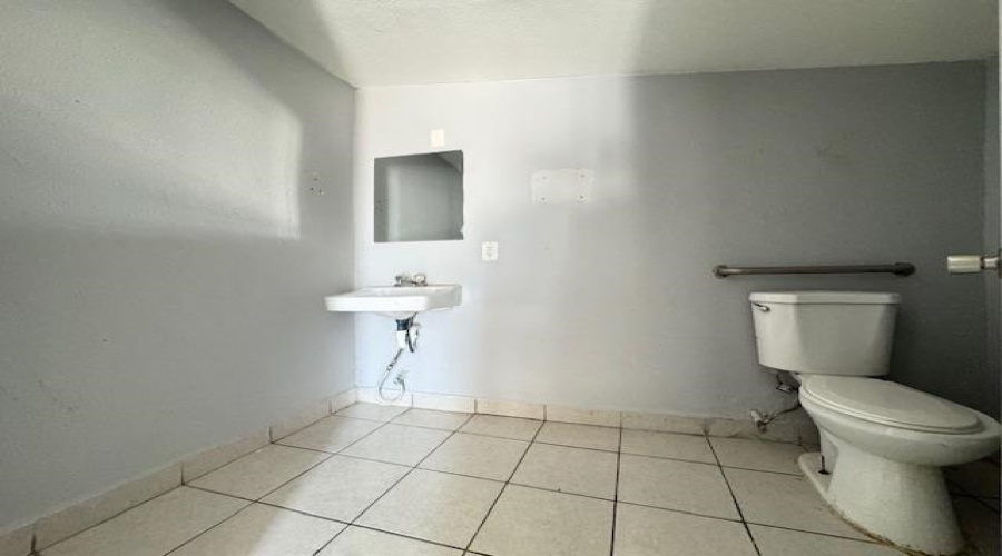 3017 San Dario Ave, Laredo, Texas 78040, 1 Room Rooms,2 BathroomsBathrooms,Commercial retail/office,For Rent,3017 San Dario Ave,20254118