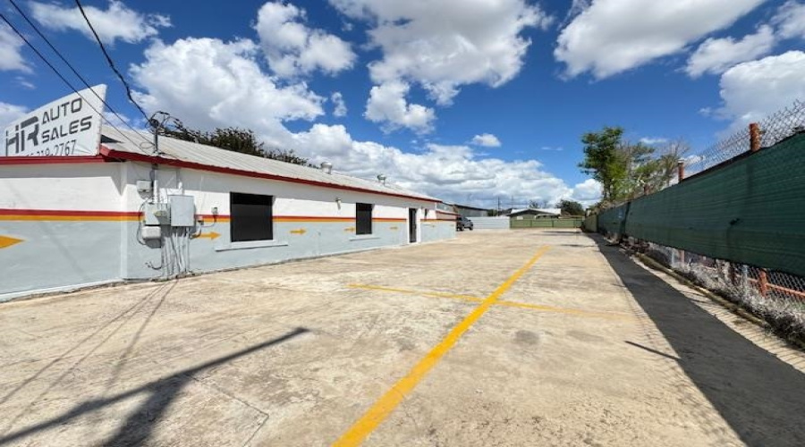 3017 San Dario Ave, Laredo, Texas 78040, 1 Room Rooms,2 BathroomsBathrooms,Commercial retail/office,For Rent,3017 San Dario Ave,20254118