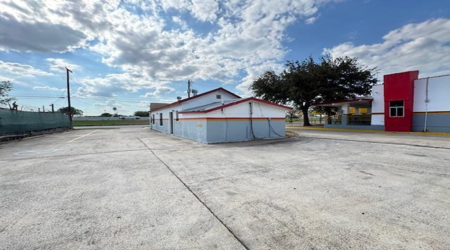 3017 San Dario Ave, Laredo, Texas 78040, 1 Room Rooms,2 BathroomsBathrooms,Commercial retail/office,For Rent,3017 San Dario Ave,20254118