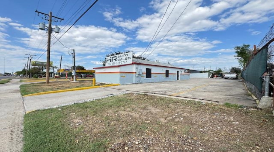 3017 San Dario Ave, Laredo, Texas 78040, 1 Room Rooms,2 BathroomsBathrooms,Commercial retail/office,For Rent,3017 San Dario Ave,20254118