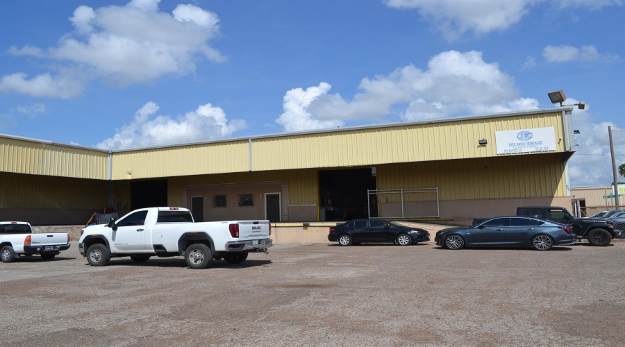 4502 Modern Ln, Laredo, Texas 78041, 1 Bedroom Bedrooms, 6 Rooms Rooms,3 BathroomsBathrooms,Commercial/industrial,For Rent,4502 Modern Ln,20254518