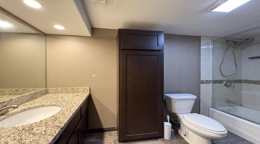 3418 Flores Ave, Laredo, Texas 78045, 6 Rooms Rooms,4 BathroomsBathrooms,Commercial retail/office,For Sale,3418 Flores Ave,20254142