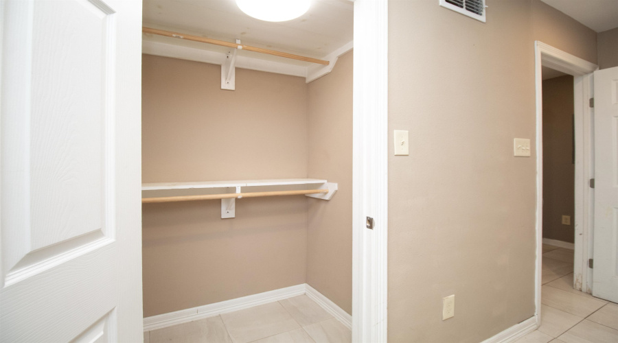 3418 Flores Ave, Laredo, Texas 78045, 6 Rooms Rooms,4 BathroomsBathrooms,Commercial retail/office,For Sale,3418 Flores Ave,20254142