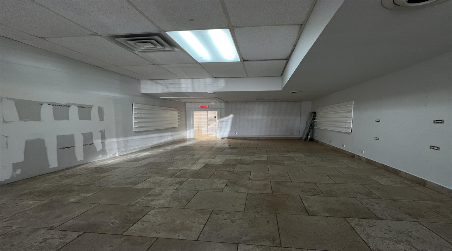 5603 San Dario Ave, Laredo, Texas 78041, 1 Room Rooms,1 BathroomBathrooms,Commercial retail/office,For Rent,5603 San Dario Ave,20254159