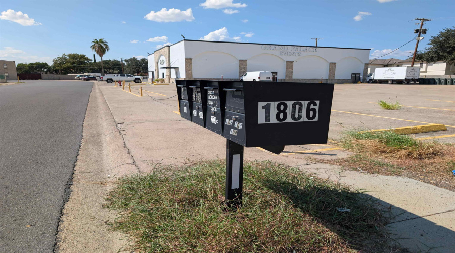1806 Commerce Dr, Laredo, Texas 78041-2884, 1 Room Rooms,2 BathroomsBathrooms,Commercial retail/office,For Rent,1806 Commerce Dr,20254232