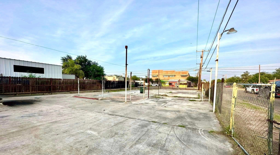 3602 Santa Maria Ave, Laredo, Texas 78041, 1 Room Rooms,1 BathroomBathrooms,Commercial retail/office,For Sale,3602 Santa Maria Ave,20254243