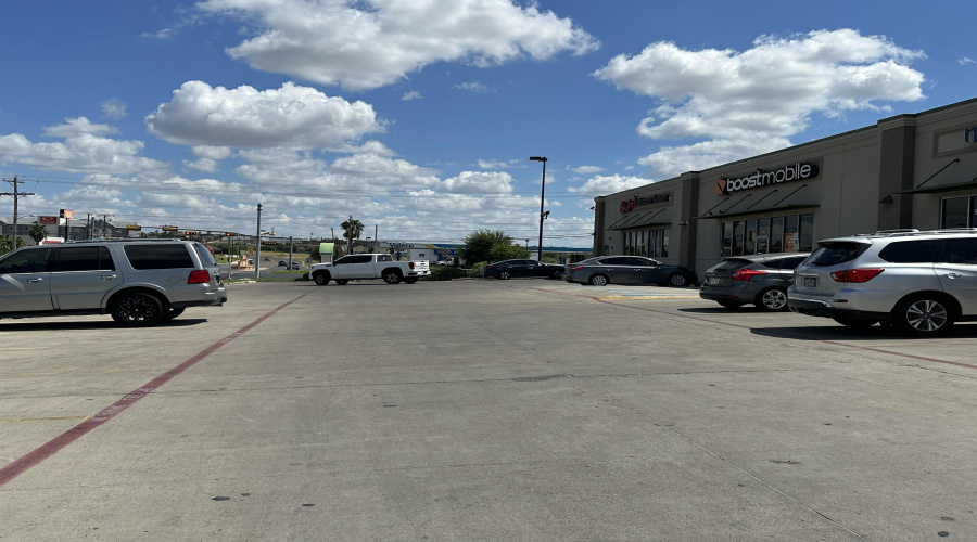 3702 U.S. Hwy 83, LAREDO, Texas 78046, 6 Rooms Rooms,1 BathroomBathrooms,Commercial retail/office,For Rent,3702 U.S. Hwy 83,20254267
