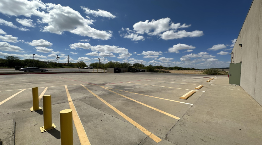 3702 U.S. Hwy 83, LAREDO, Texas 78046, 6 Rooms Rooms,1 BathroomBathrooms,Commercial retail/office,For Rent,3702 U.S. Hwy 83,20254267