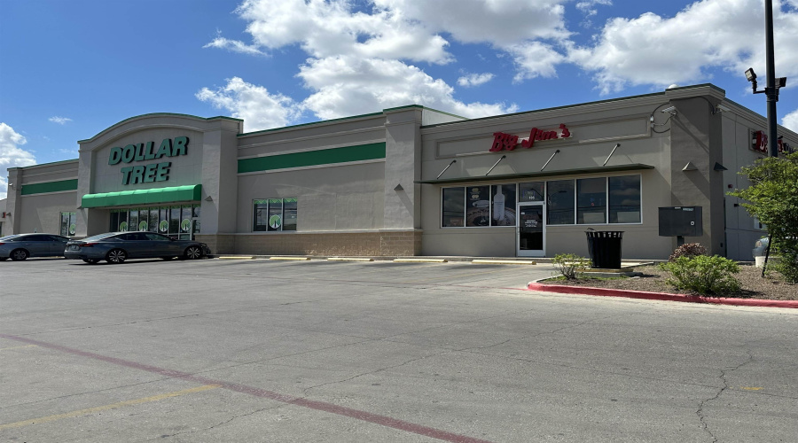 3702 U.S. Hwy 83, LAREDO, Texas 78046, 6 Rooms Rooms,1 BathroomBathrooms,Commercial retail/office,For Rent,3702 U.S. Hwy 83,20254267