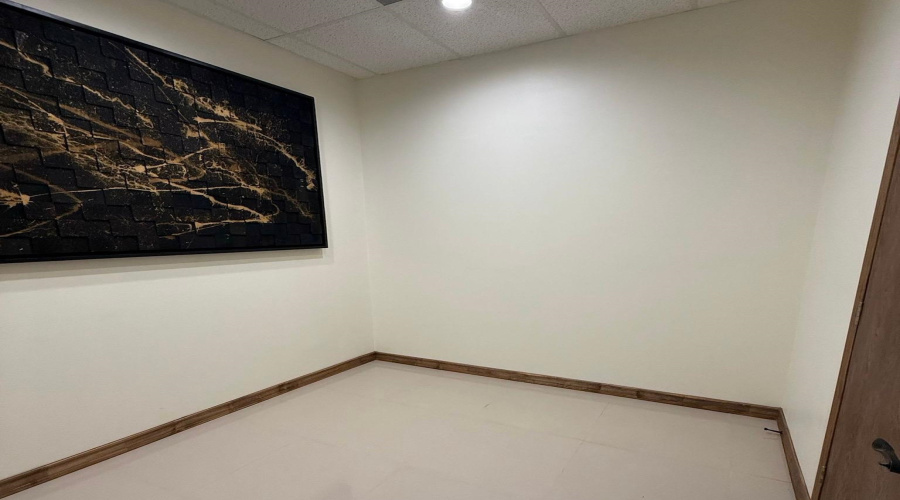 201 W Hillside Rd, Laredo, Texas 78041-888, 1 Room Rooms,1 BathroomBathrooms,Commercial retail/office,For Rent,201 W Hillside Rd,20254286