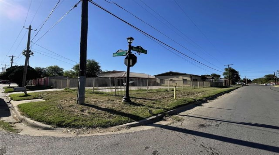 1820 Laredo St, LAREDO, Texas 78043, 1 Room Rooms,1 BathroomBathrooms,Commercial retail/office,For Rent,1820 Laredo St,20254306