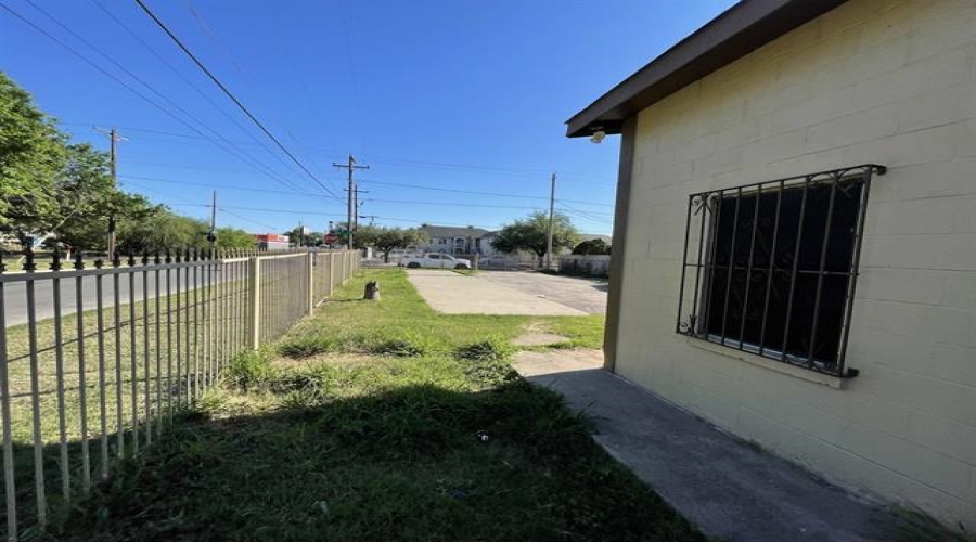 1820 Laredo St, LAREDO, Texas 78043, 1 Room Rooms,1 BathroomBathrooms,Commercial retail/office,For Rent,1820 Laredo St,20254306