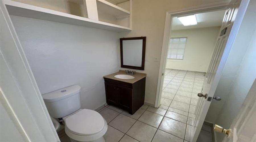 1820 Laredo St, LAREDO, Texas 78043, 1 Room Rooms,1 BathroomBathrooms,Commercial retail/office,For Rent,1820 Laredo St,20254306