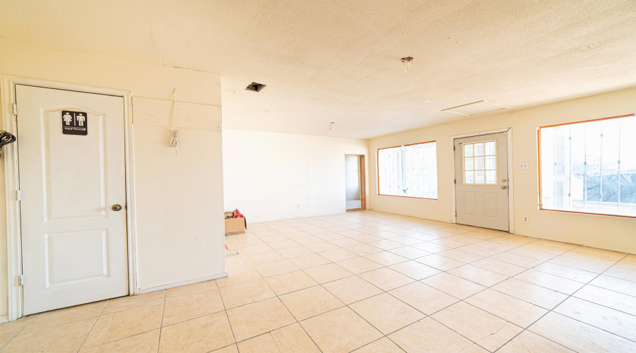 2815 Zacatecas St, Laredo, Texas 78046, ,3 BathroomsBathrooms,Commercial retail/office,For Sale,2815 Zacatecas St,20254333