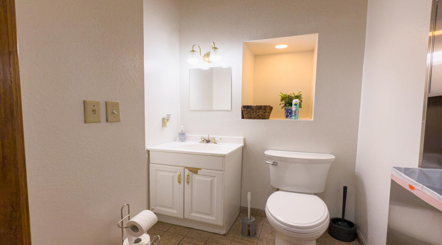 107 Calle Del Norte, Laredo, Texas 78041, 6 Rooms Rooms,2 BathroomsBathrooms,Commercial retail/office,For Rent,107 Calle Del Norte,20254342