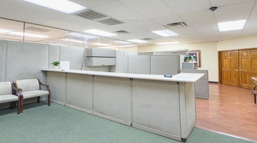 107 Calle Del Norte, Laredo, Texas 78041, 6 Rooms Rooms,2 BathroomsBathrooms,Commercial retail/office,For Rent,107 Calle Del Norte,20254342