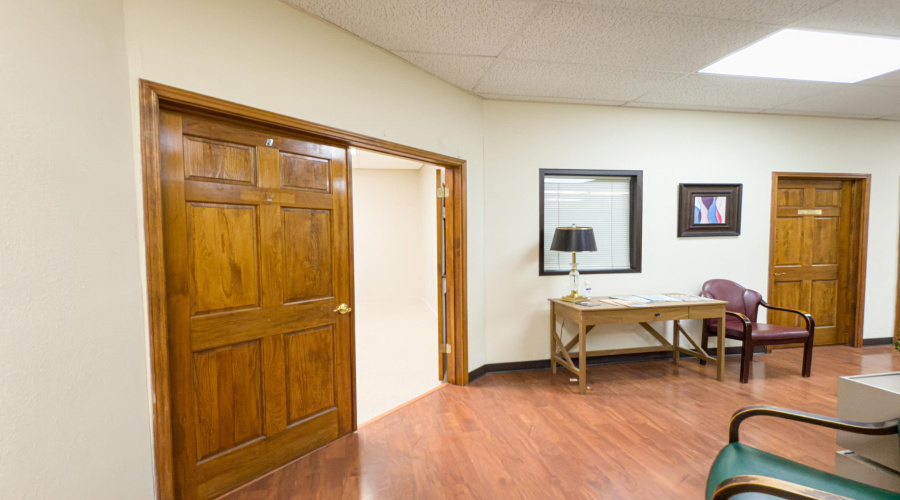107 Calle Del Norte, Laredo, Texas 78041, 6 Rooms Rooms,2 BathroomsBathrooms,Commercial retail/office,For Rent,107 Calle Del Norte,20254342