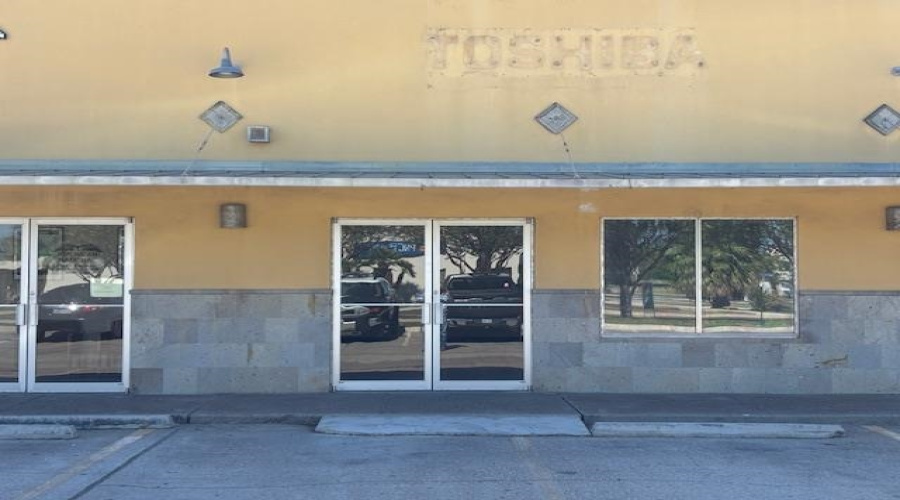 9803 Sterling Lp, Laredo, Texas 78045, 1 Room Rooms,1 BathroomBathrooms,Commercial retail/office,For Rent,9803 Sterling Lp,20254380