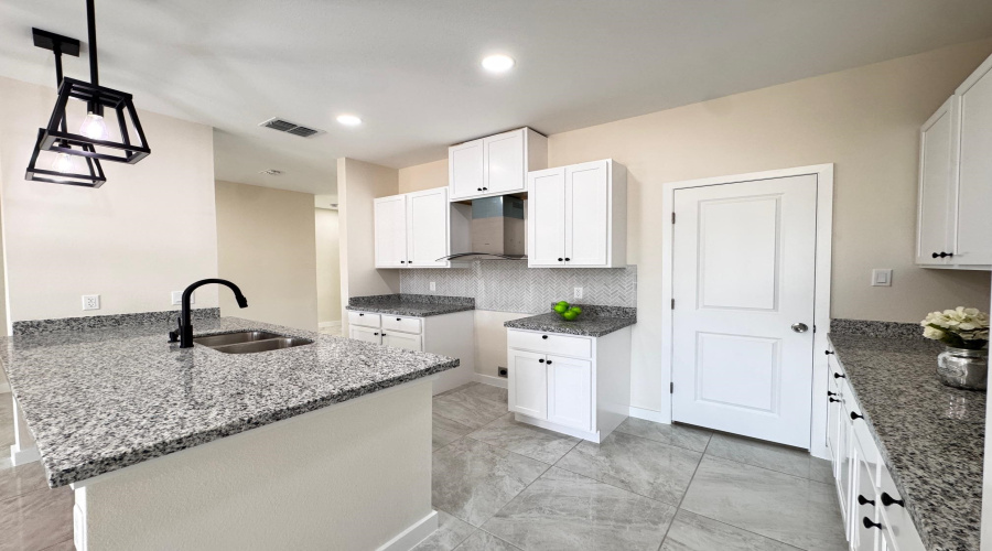 6709 El Freno, LAREDO, Texas 78046, 3 Bedrooms Bedrooms, 5 Rooms Rooms,2 BathroomsBathrooms,Residential,For Sale,6709 El Freno,20254324