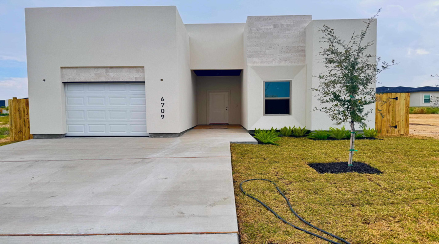 6709 El Freno, LAREDO, Texas 78046, 3 Bedrooms Bedrooms, 5 Rooms Rooms,2 BathroomsBathrooms,Residential,For Sale,6709 El Freno,20254324