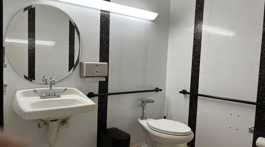 1605 E Del Mar Blvd, Laredo, Texas 78041, 1 Room Rooms,1 BathroomBathrooms,Commercial retail/office,For Rent,1605 E Del Mar Blvd,20254420