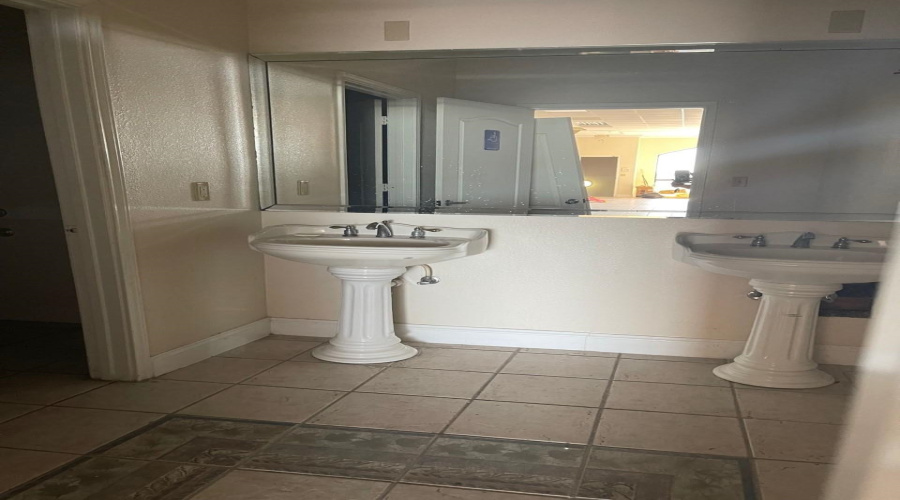 6262 McPherson Rd, Laredo, Texas 78041, 1 Room Rooms,2 BathroomsBathrooms,Commercial retail/office,For Rent,6262 McPherson Rd,20254439