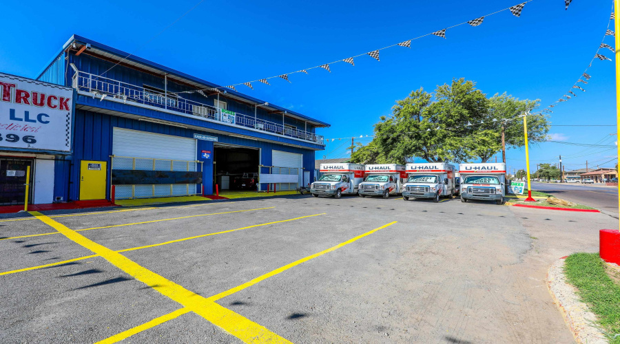 1613 Calle Del Norte, Laredo, Texas 78041-5933, 1 Room Rooms,4 BathroomsBathrooms,Commercial retail/office,For Sale,1613 Calle Del Norte,20254457