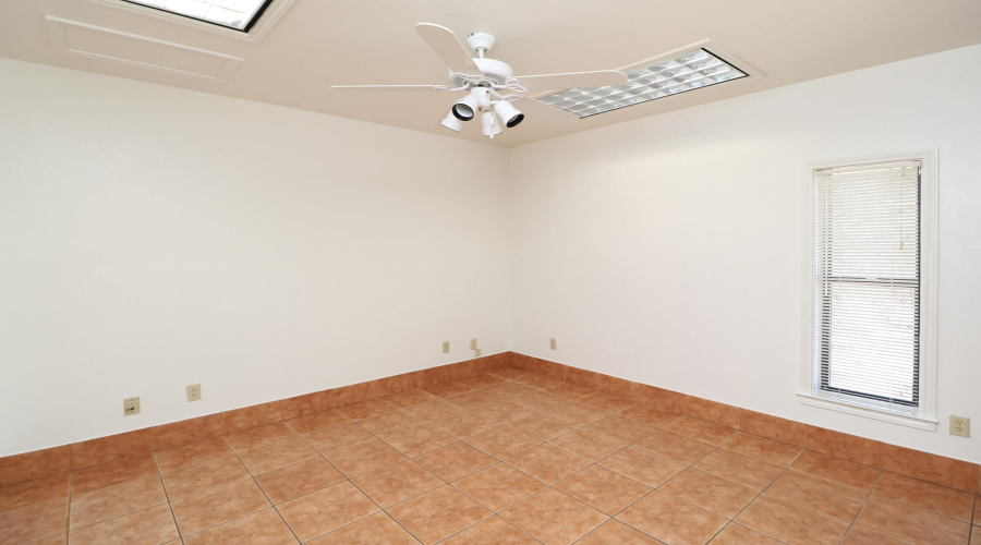 6108 McPherson Rd, Laredo, Texas 78041-6126, 6 Rooms Rooms,1 BathroomBathrooms,Commercial retail/office,For Rent,6108 McPherson Rd,20254511