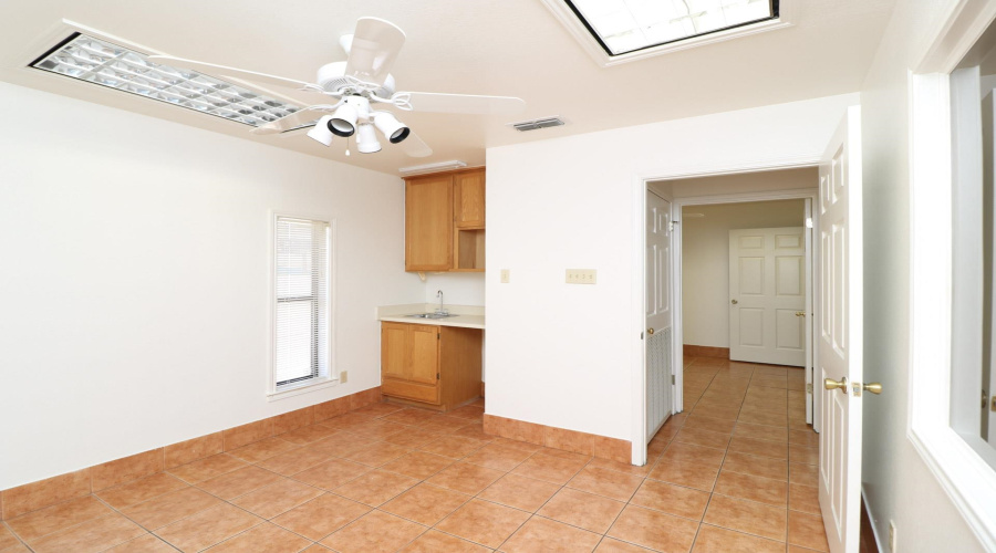 6108 McPherson Rd, Laredo, Texas 78041-6126, 6 Rooms Rooms,1 BathroomBathrooms,Commercial retail/office,For Rent,6108 McPherson Rd,20254511