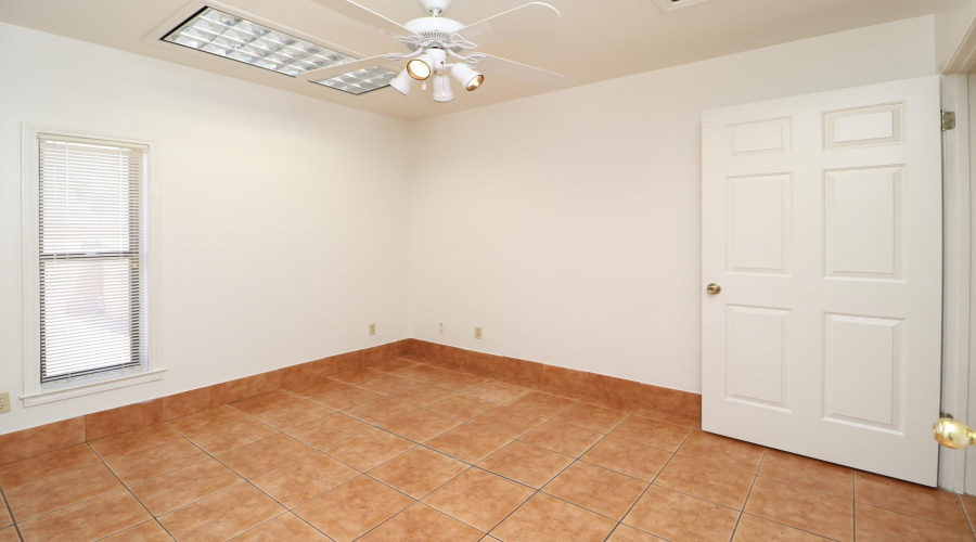 6108 McPherson Rd, Laredo, Texas 78041-6126, 6 Rooms Rooms,1 BathroomBathrooms,Commercial retail/office,For Rent,6108 McPherson Rd,20254511