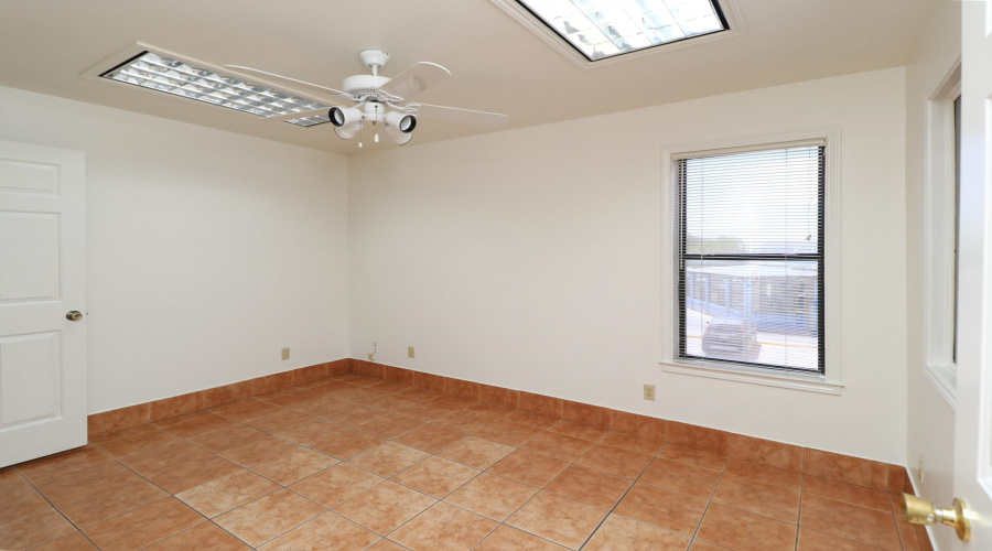 6108 McPherson Rd, Laredo, Texas 78041-6126, 6 Rooms Rooms,1 BathroomBathrooms,Commercial retail/office,For Rent,6108 McPherson Rd,20254511