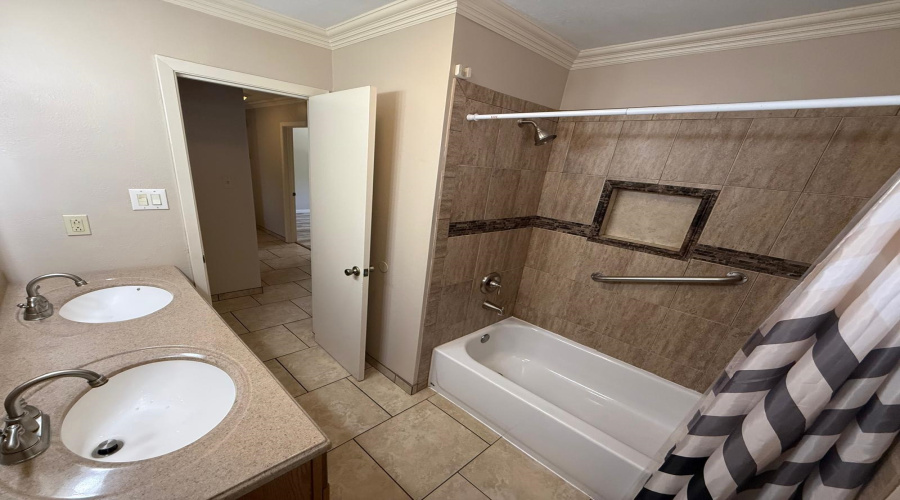 1105 Hill Place Dr, Laredo, Texas 78045, 3 Bedrooms Bedrooms, 6 Rooms Rooms,2 BathroomsBathrooms,Residential,For Rent,1105 Hill Place Dr,20254349