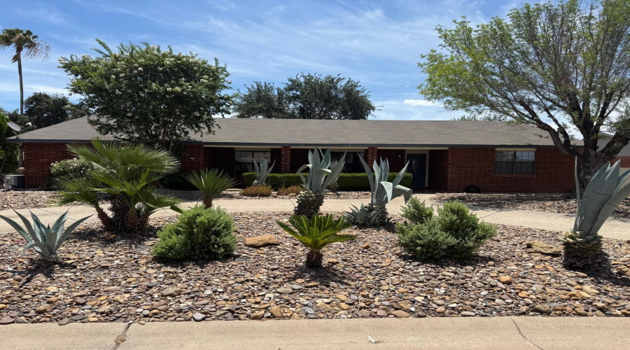 1105 Hill Place Dr, Laredo, Texas 78045, 3 Bedrooms Bedrooms, 6 Rooms Rooms,2 BathroomsBathrooms,Residential,For Rent,1105 Hill Place Dr,20254349