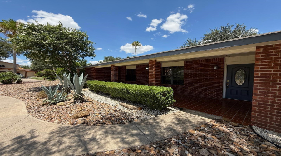 1105 Hill Place Dr, Laredo, Texas 78045, 3 Bedrooms Bedrooms, 6 Rooms Rooms,2 BathroomsBathrooms,Residential,For Rent,1105 Hill Place Dr,20254349