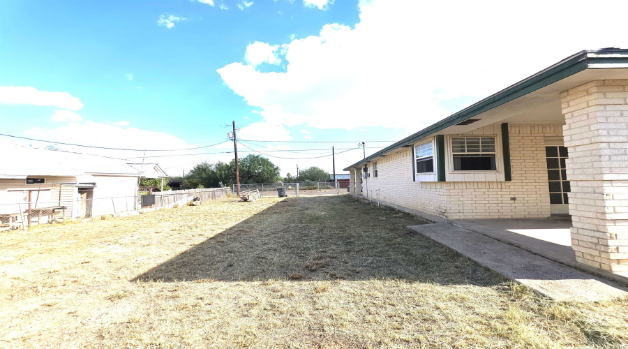 415 Falcon Ave., Zapata, Texas 78076, 3 Bedrooms Bedrooms, 6 Rooms Rooms,2 BathroomsBathrooms,Residential,For Sale,415 Falcon Ave.,20254354